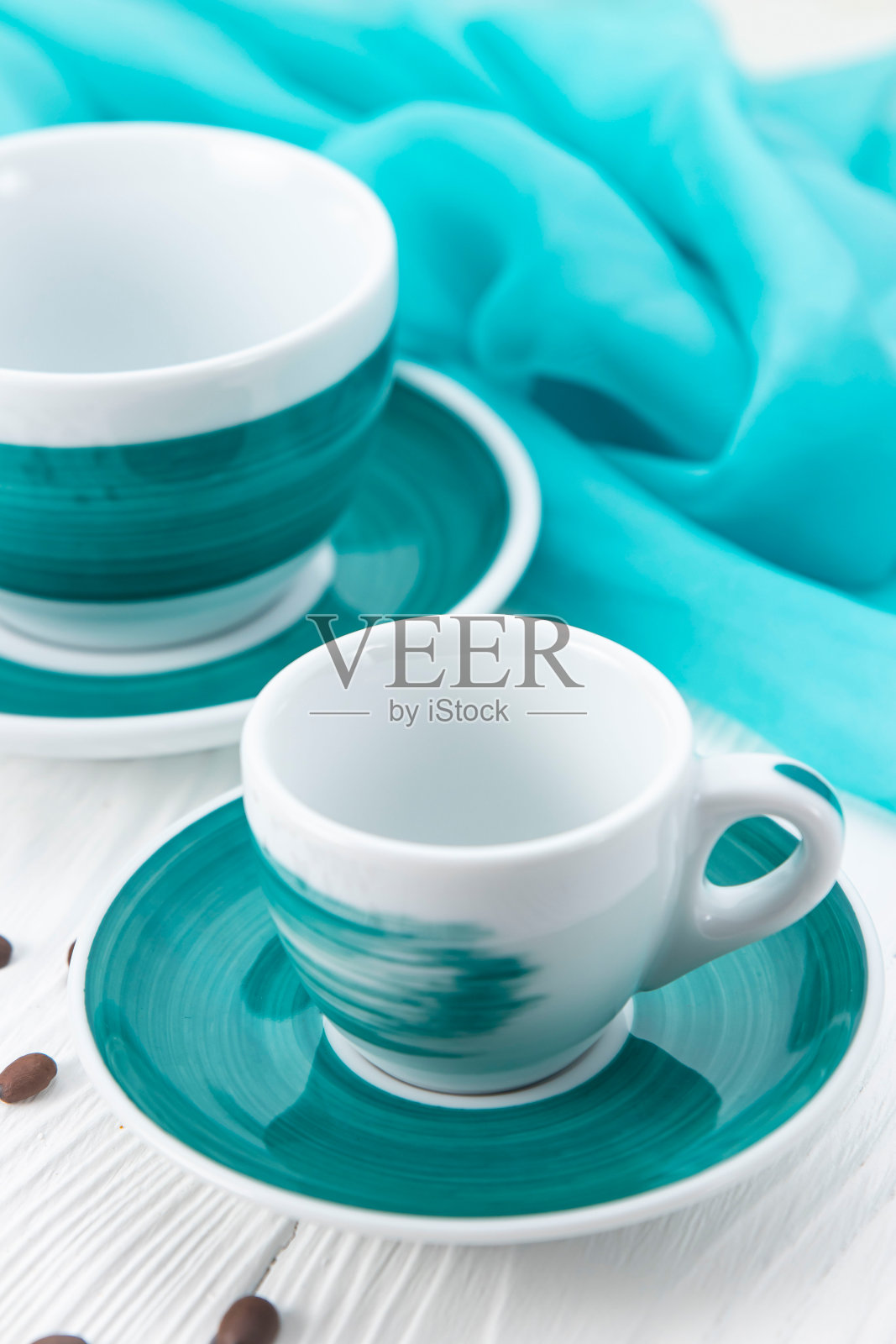 白色背景上的白色杯子照片摄影图片