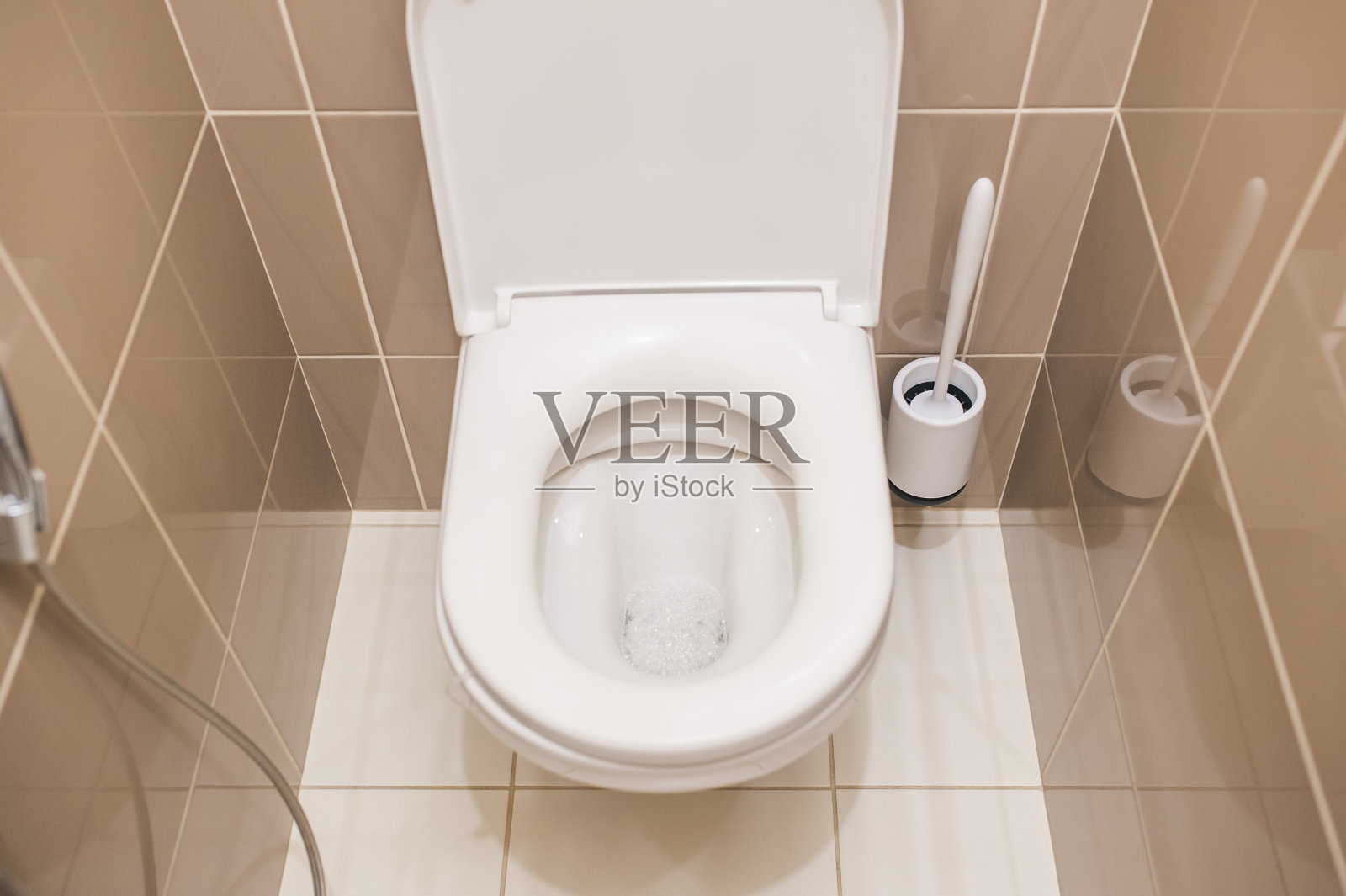 卫生间，白色挂卫生间，墙上挂卫生间刷，墙上挂米色瓷砖。从以上观点。照片摄影图片