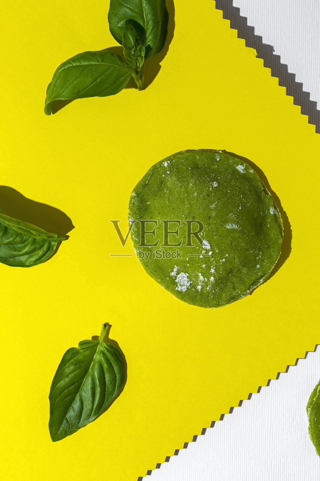 自制意大利菠菜馄饨，里面塞满了乳清干酪照片摄影图片