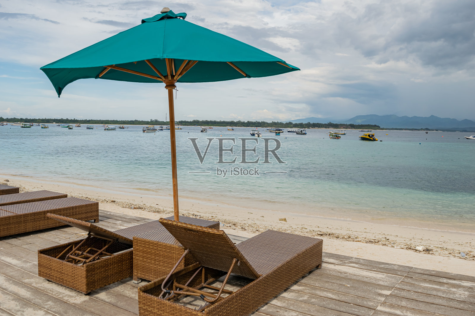 全景景观，海滩上的太阳椅从巴厘岛，印度尼西亚，2018照片摄影图片