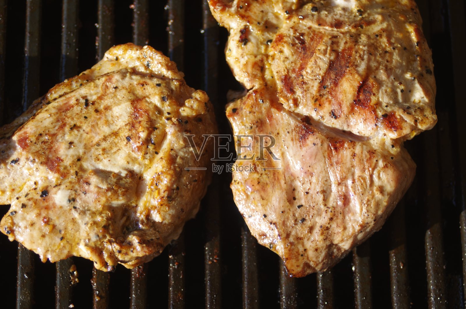 烧烤的特写，各种各样的肉照片摄影图片