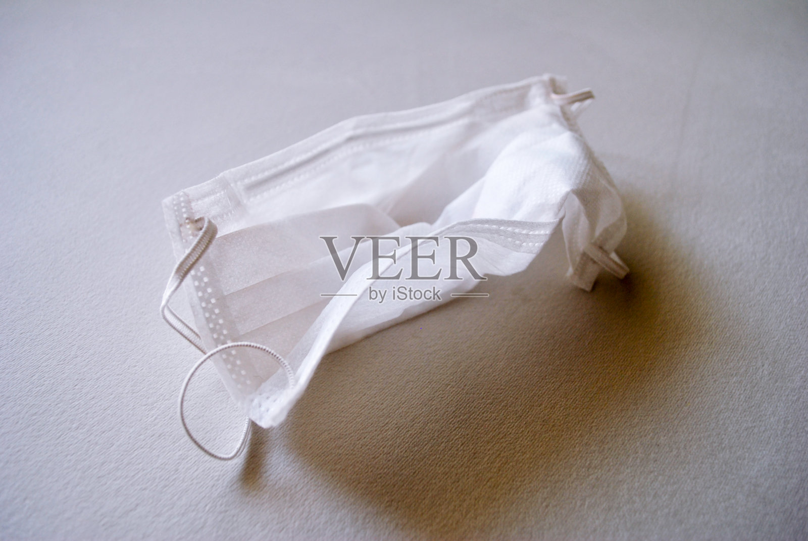 医用口罩用于浅灰色背景照片摄影图片