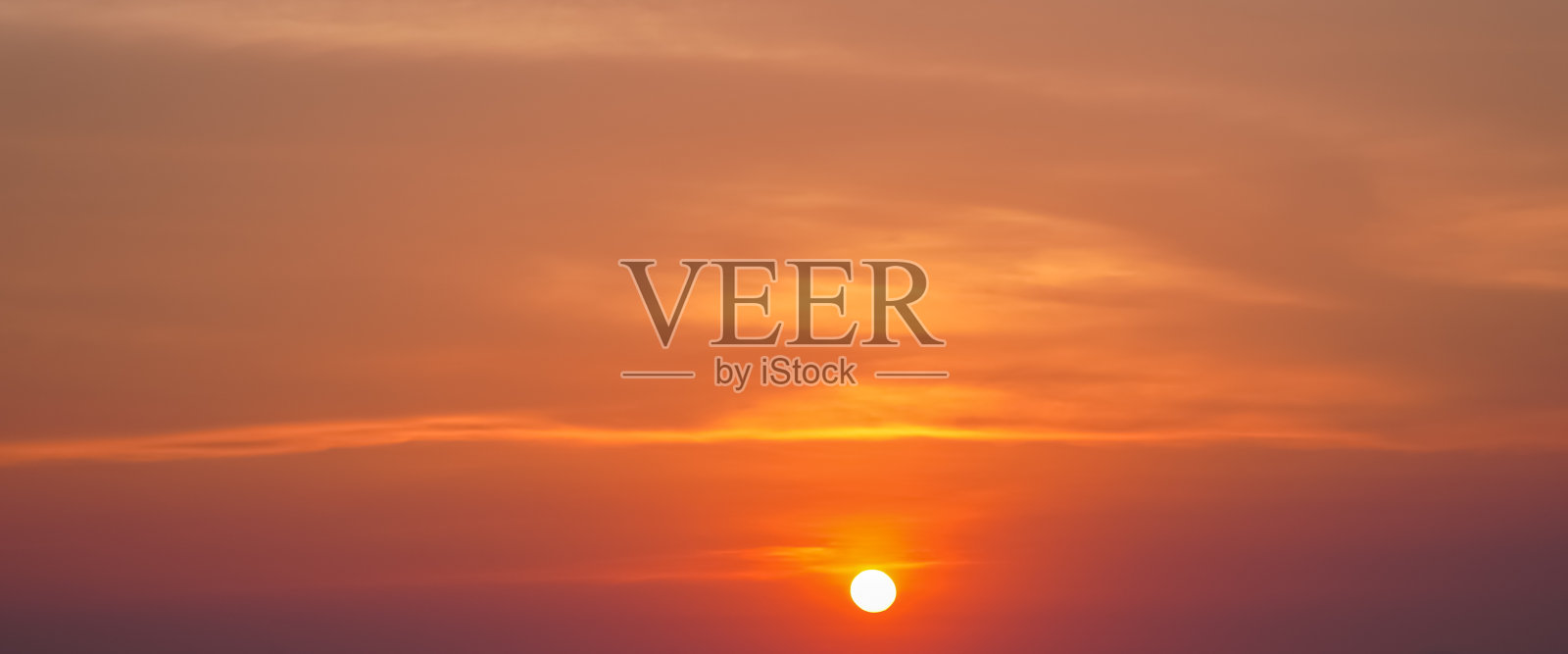 夏季背景与夕阳在橙色的天空和云彩背景纹理旗帜照片摄影图片