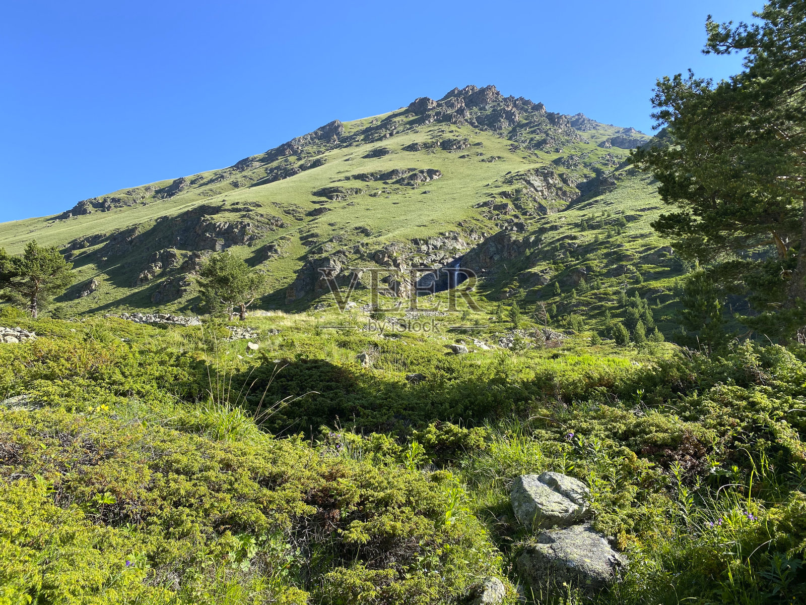 鸟瞰图瀑布在山区夏季景观。绿色的山坡上照片摄影图片
