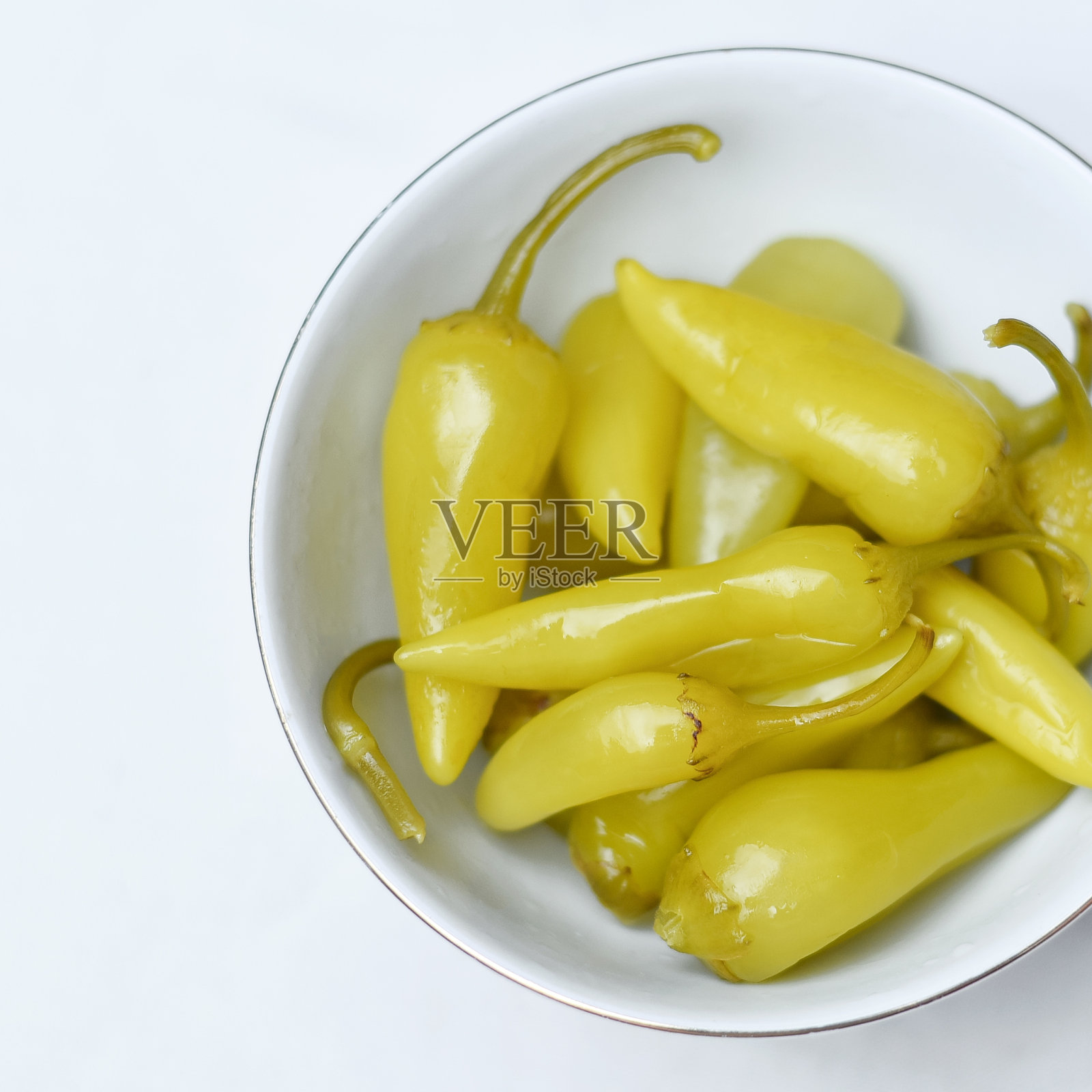 腌制橄榄、黄瓜、柠檬和胡椒，自制有机淡盐黄瓜开胃菜，有机健康食品，用叉子新鲜食用，腌制蔬菜照片摄影图片