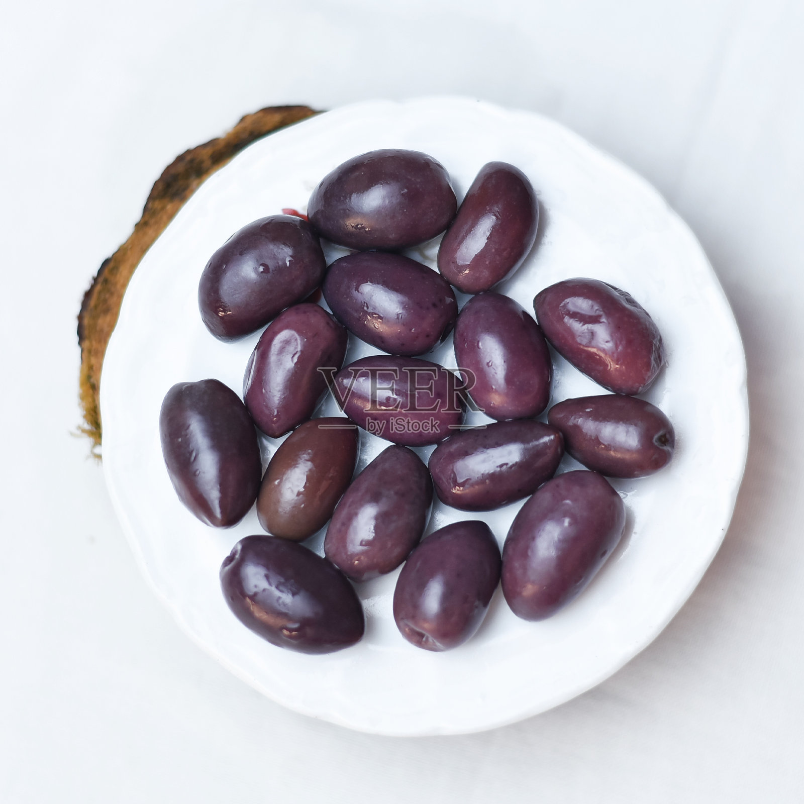 腌制橄榄、黄瓜、柠檬和胡椒，自制有机淡盐黄瓜开胃菜，有机健康食品，用叉子新鲜食用，腌制蔬菜照片摄影图片