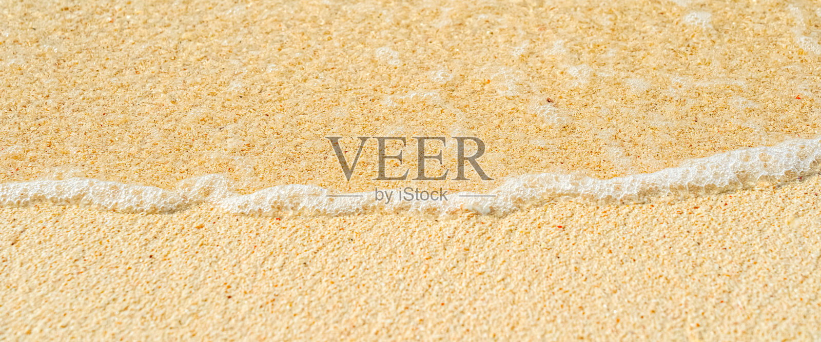 夏日背景与热带海滩上的白浪泡泡照片摄影图片