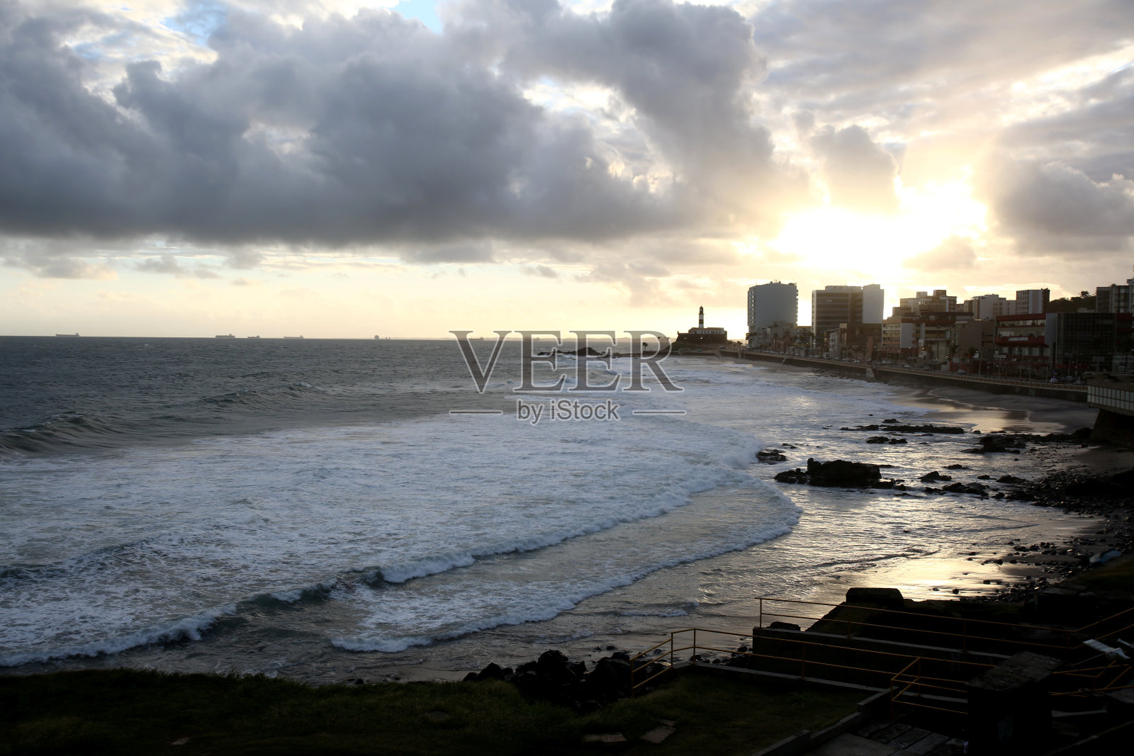 萨尔瓦多城市中的汹涌海面照片摄影图片