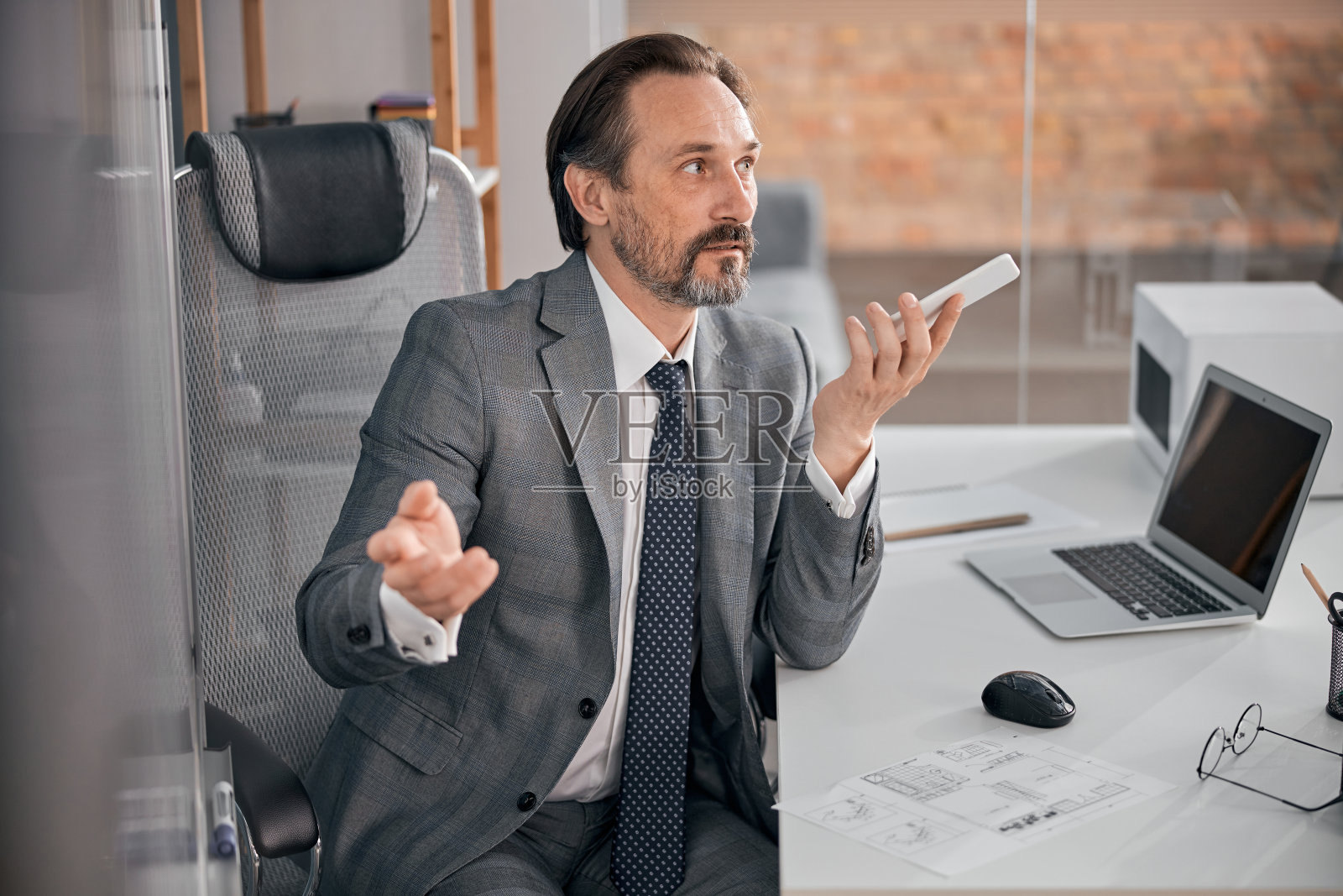 英俊的商人在工作时打电话照片摄影图片