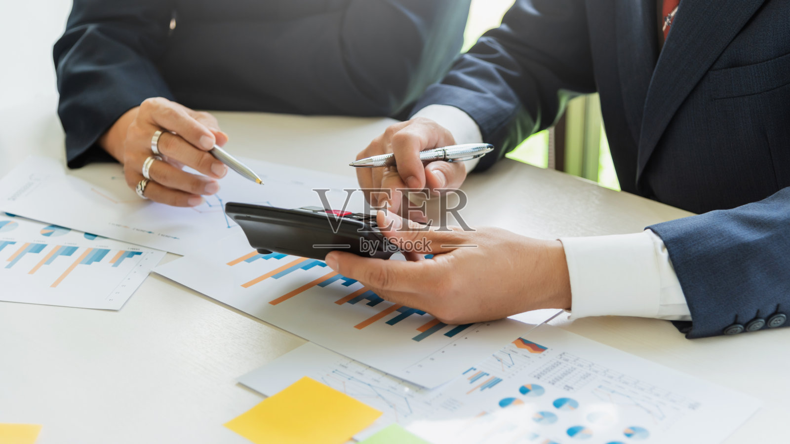 商务人员在做演示时在会议上谈论商业项目。照片摄影图片