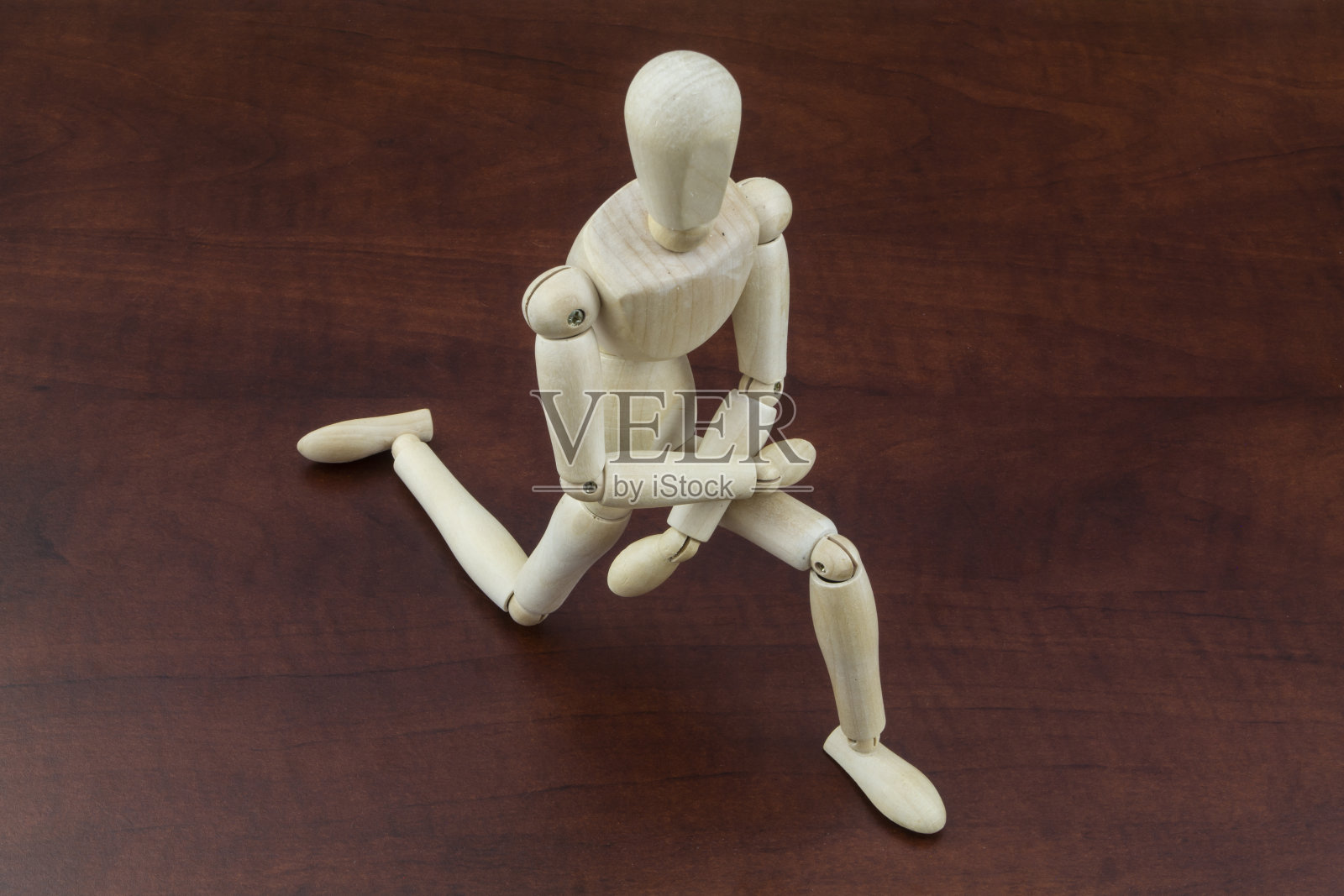 单膝站立的人体模型，反种族主义的概念照片摄影图片