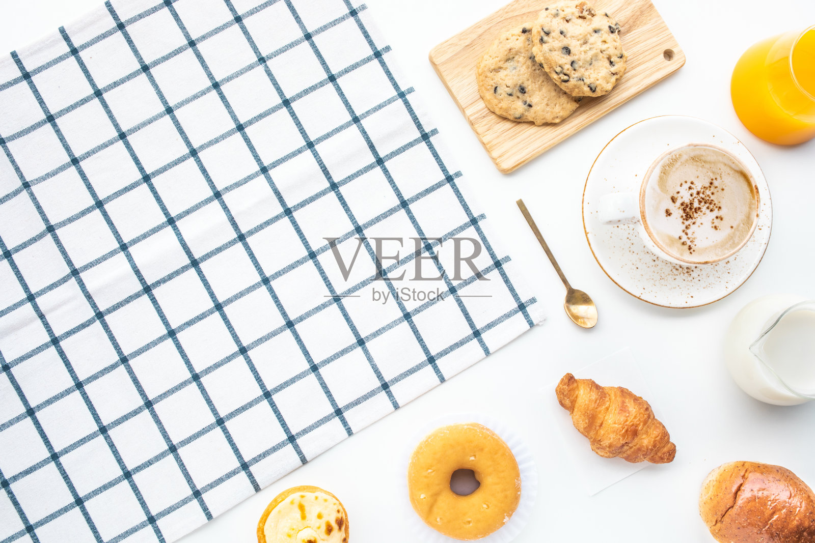 一套早餐食品或面包房，蛋糕在桌子上复制空间的背景照片摄影图片