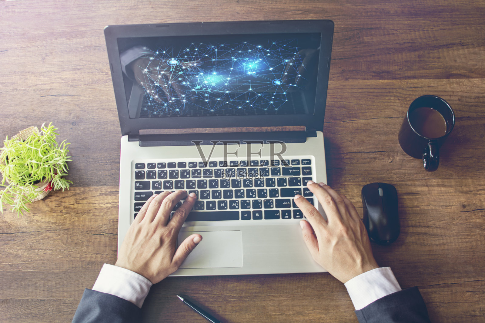 在会议室洽谈与合作伙伴签订合同照片摄影图片