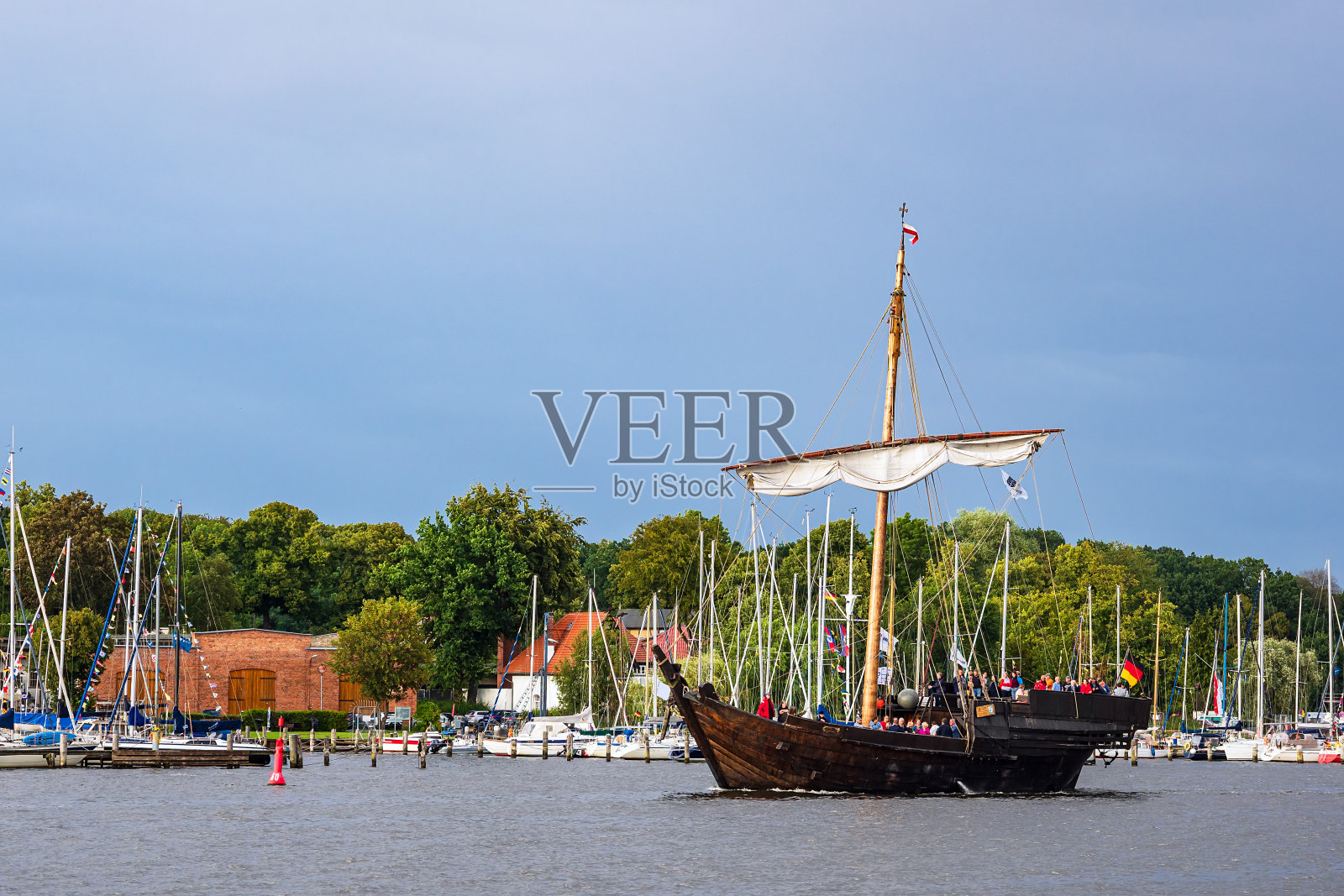 德国罗斯托克Hanse Sail上的风帆照片摄影图片