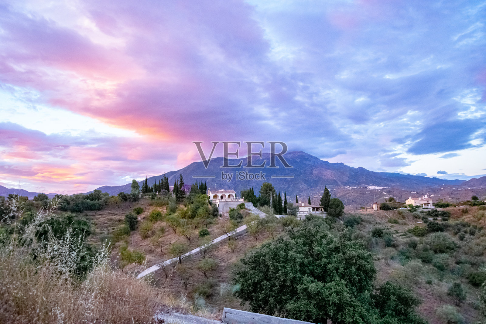 色彩斑斓的山水配一幢带山的房子照片摄影图片