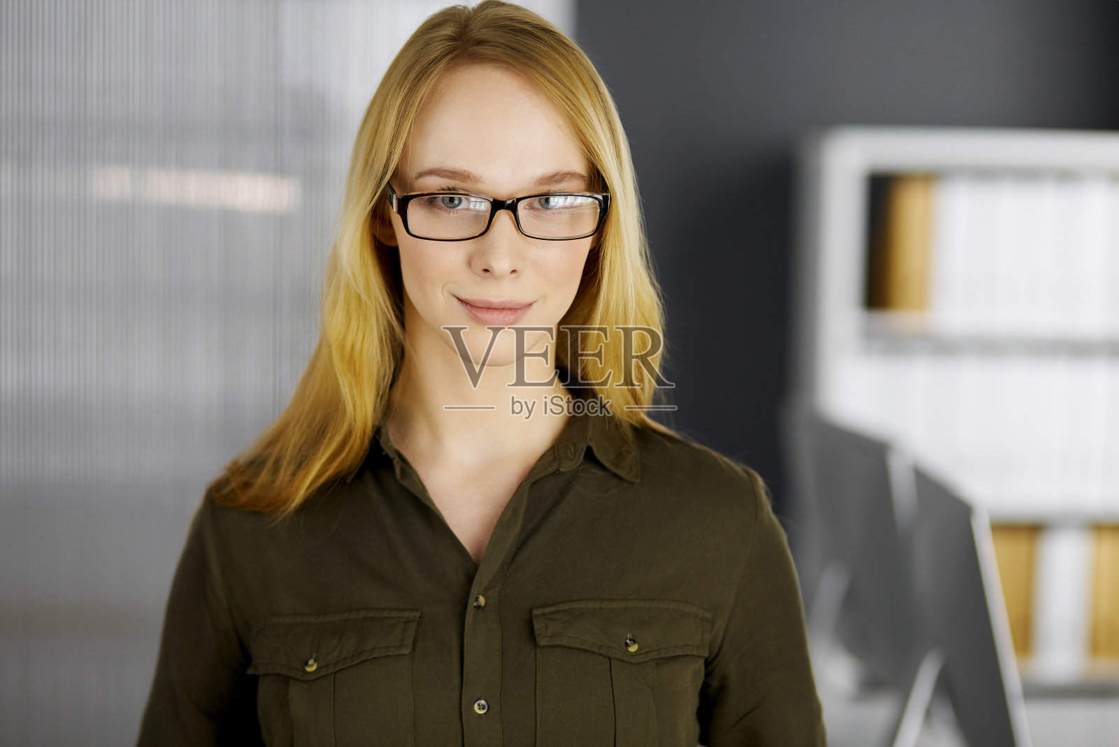 友好的成年人，穿着随意的商务妇女或学生女孩站直。商业大头照或办公室肖像照片摄影图片