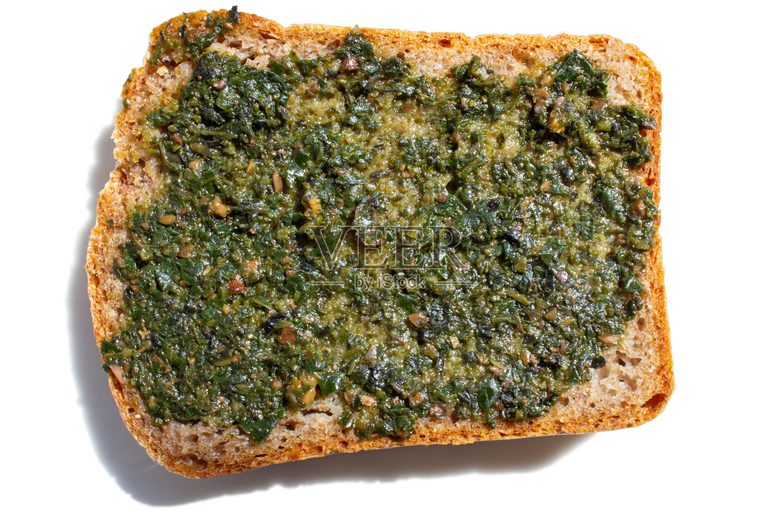 香蒜酱在一片小麦面包孤立的白色背景俯视图。照片摄影图片