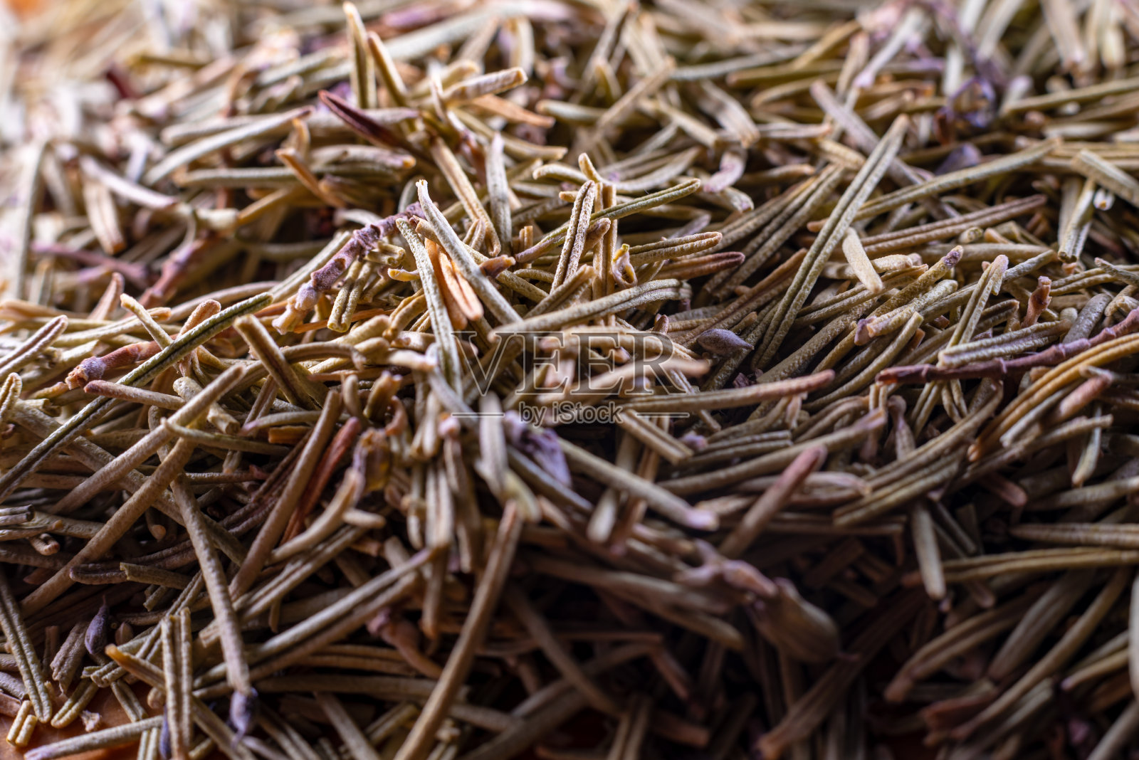 干迷迭香叶的特写。迷迭香口感。非常流行和健康的调味品世界各地。照片摄影图片