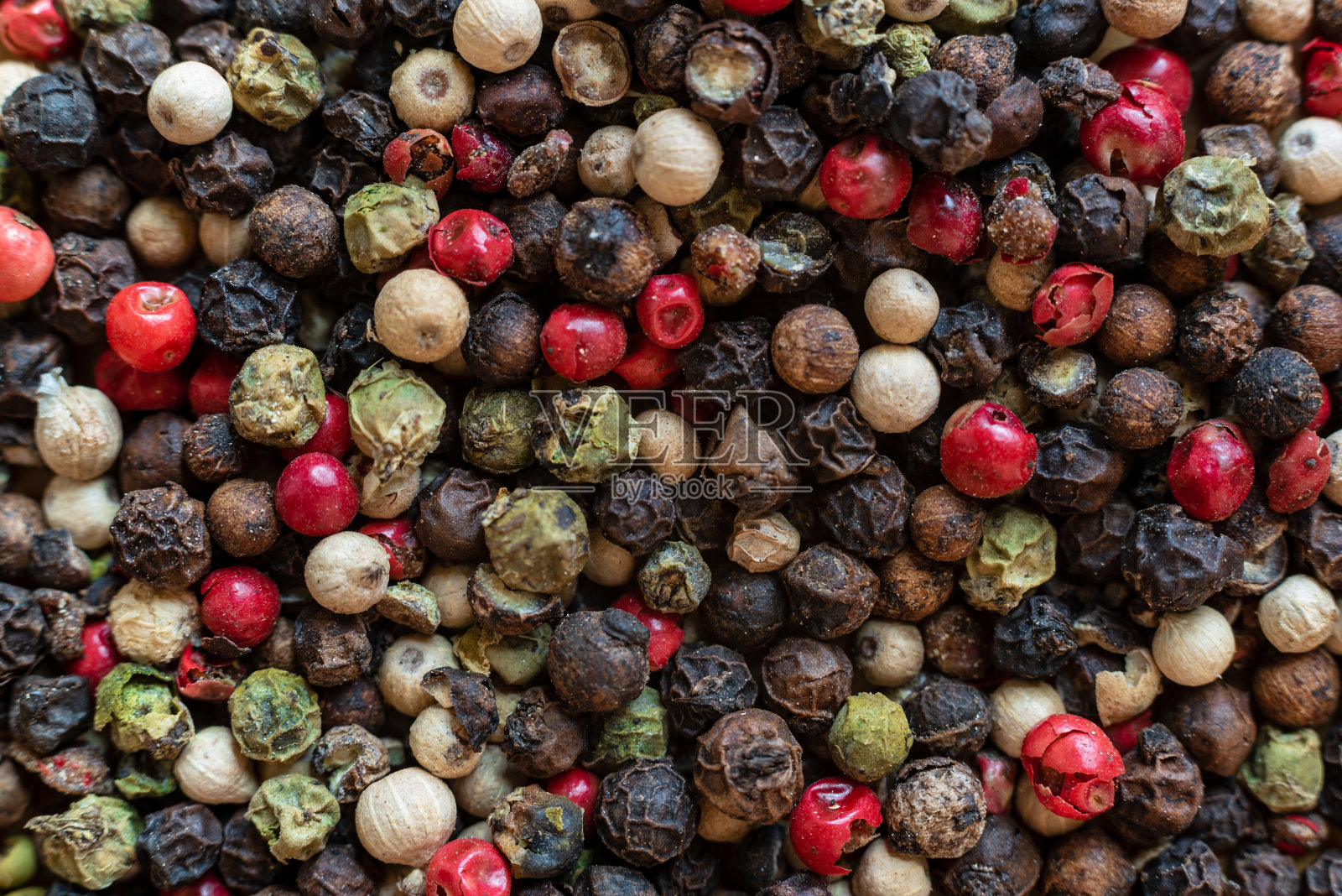 全屏微距特写，浅景深的未磨红、绿、白、黑花椒照片摄影图片