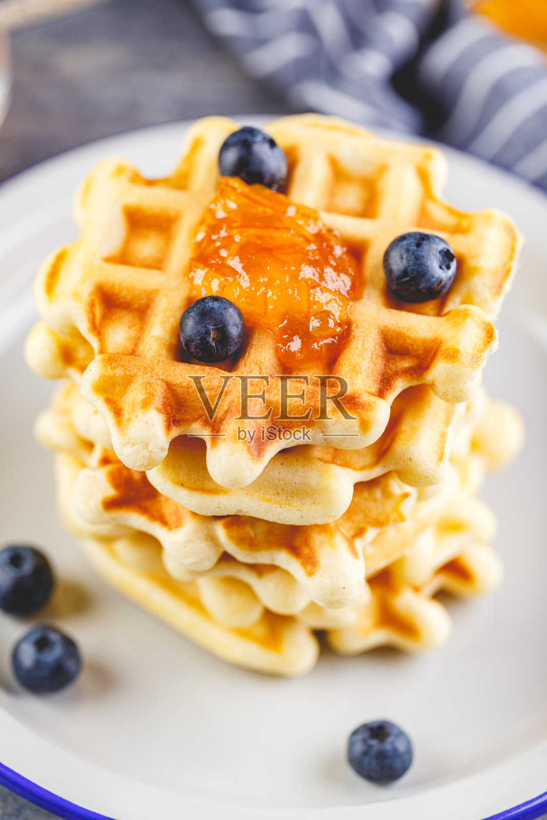 自制的比利时华夫饼配浆果照片摄影图片