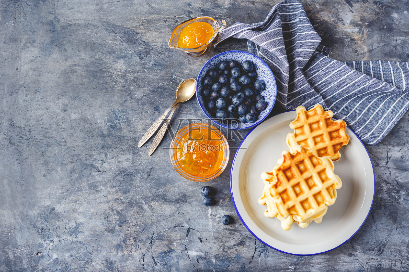 自制的比利时华夫饼配浆果照片摄影图片