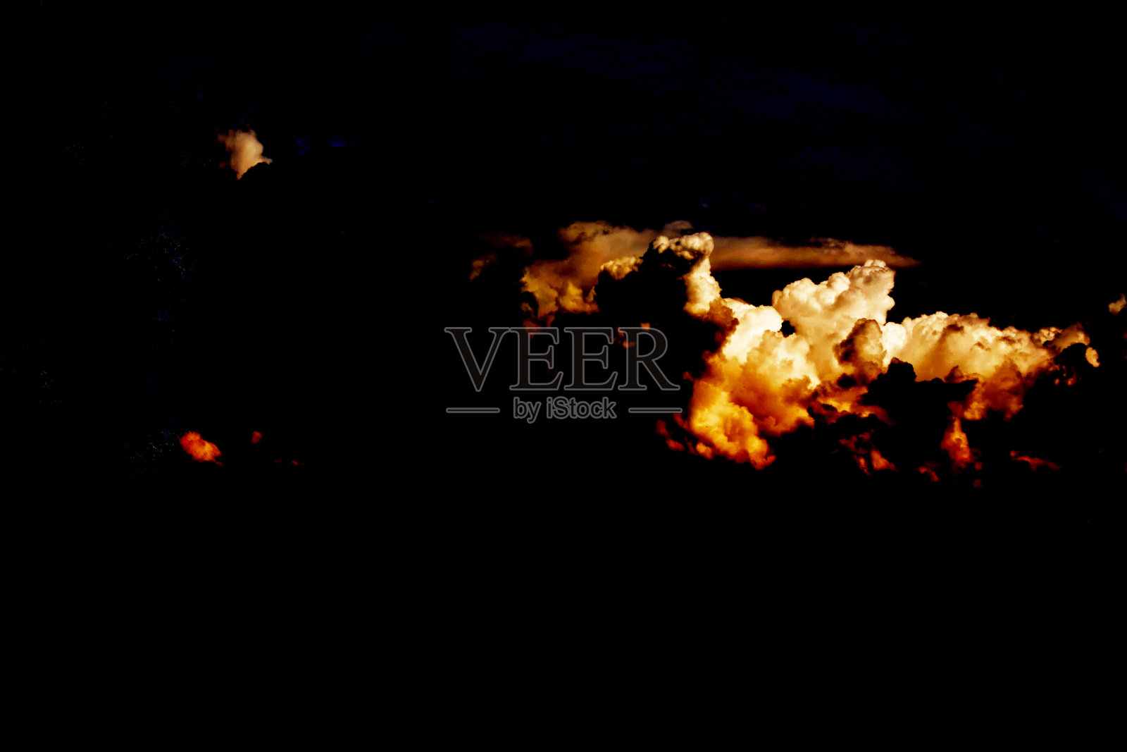 天空有蓬松的云。自然背景。照片摄影图片