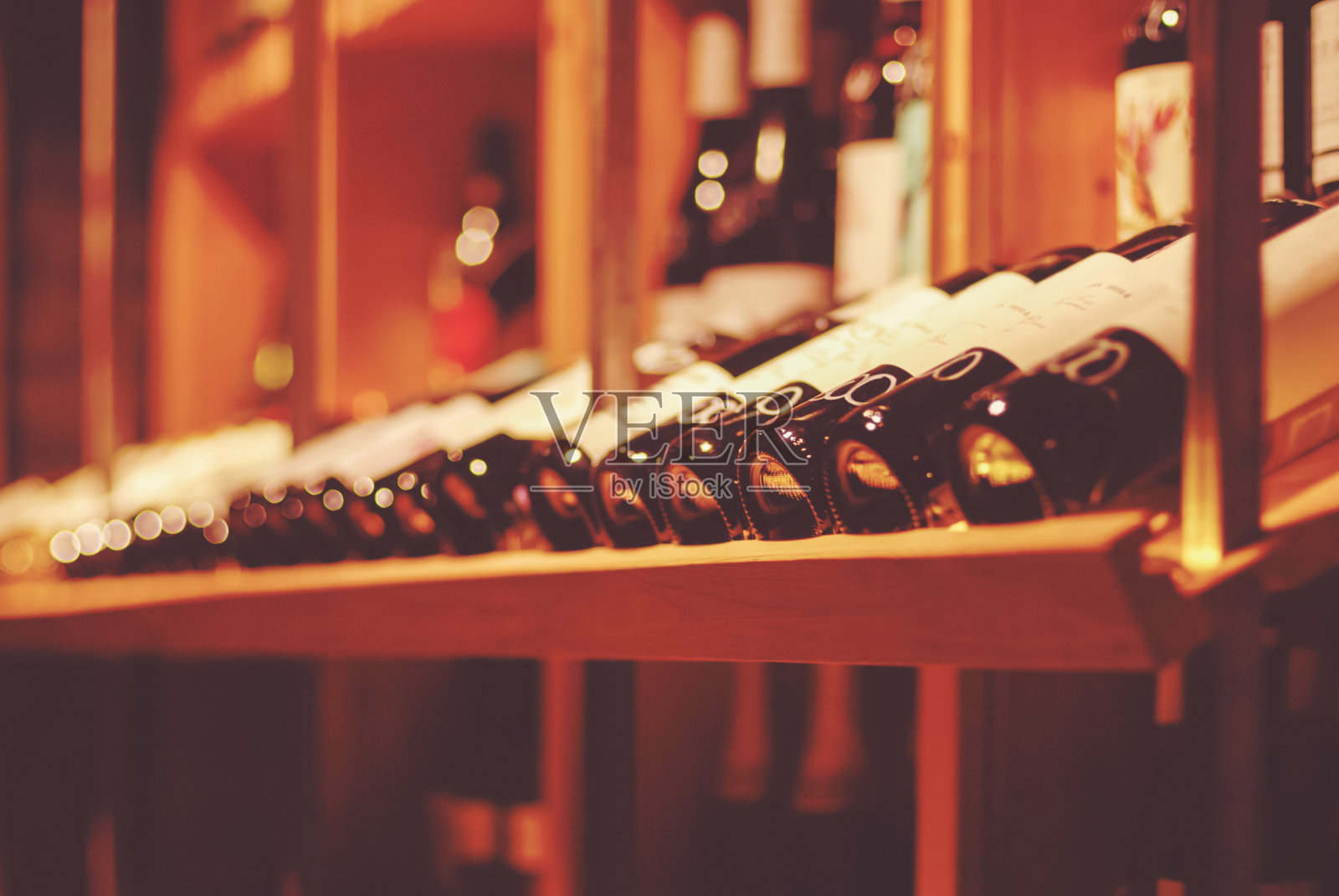 葡萄酒酒吧或葡萄酒商店的酒瓶，作为柔和的背景照片摄影图片