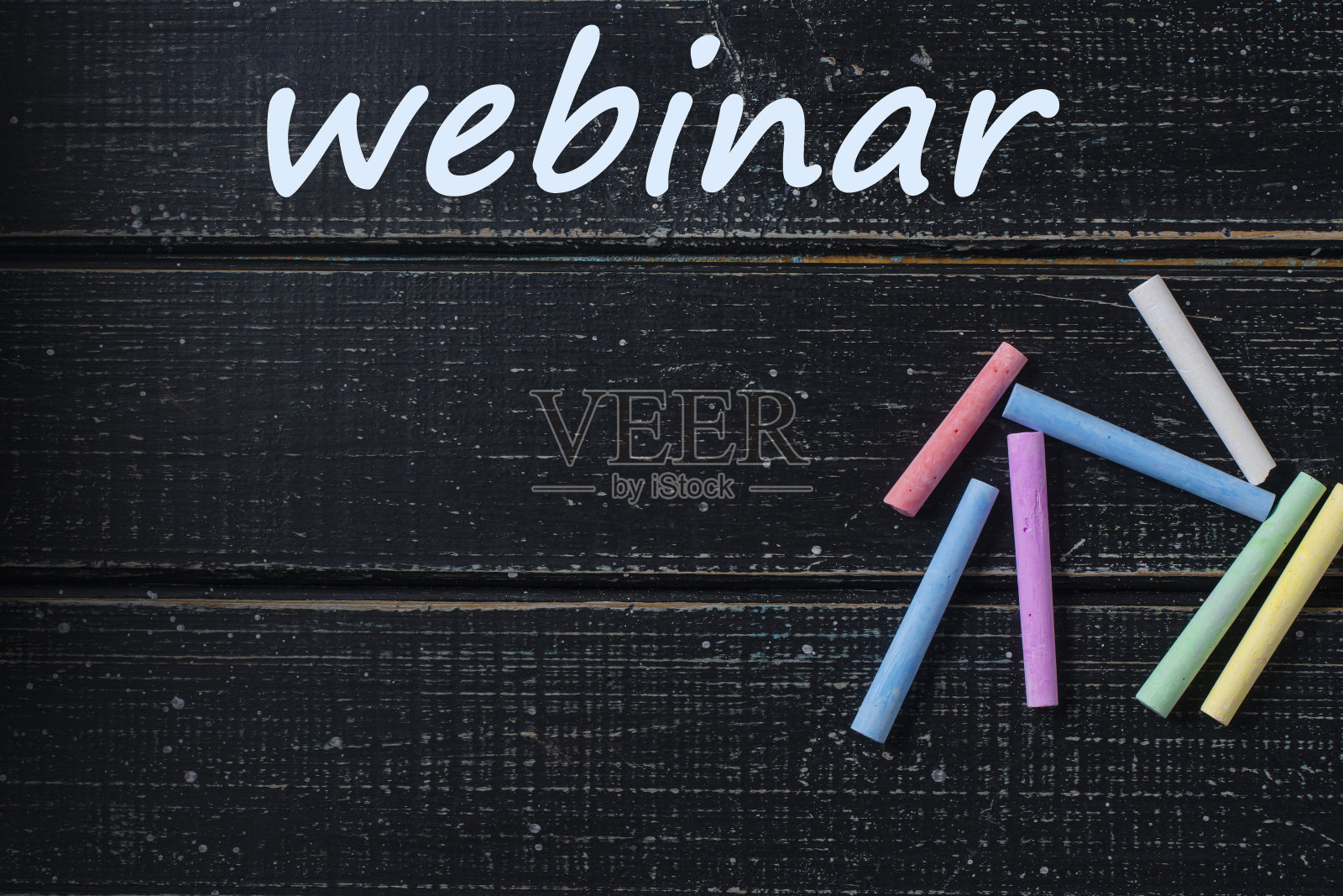 “网络研讨会”这个词写在黑色黑板上。照片摄影图片