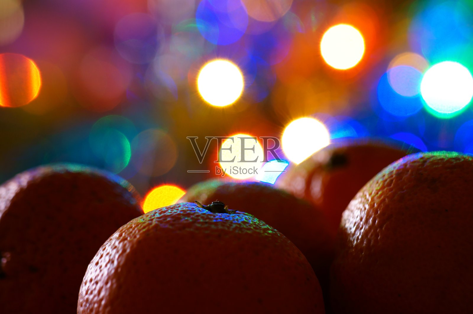 圣诞树上的节日装饰。照片摄影图片