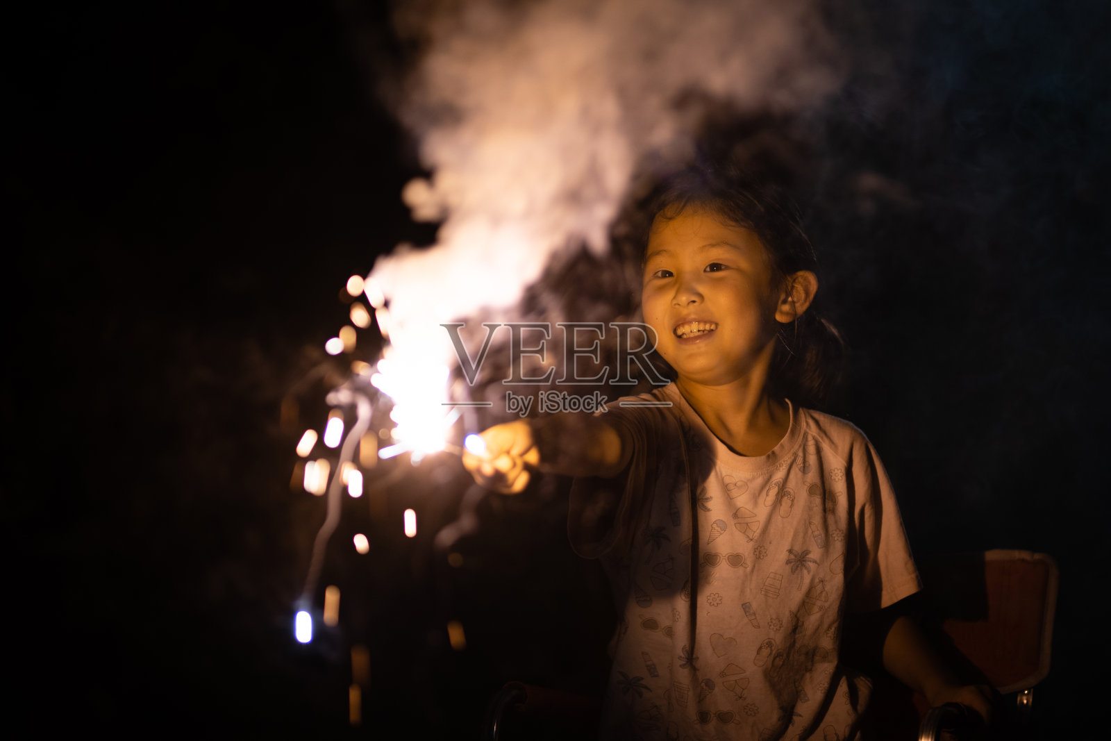 女孩玩着手持烟花照片摄影图片