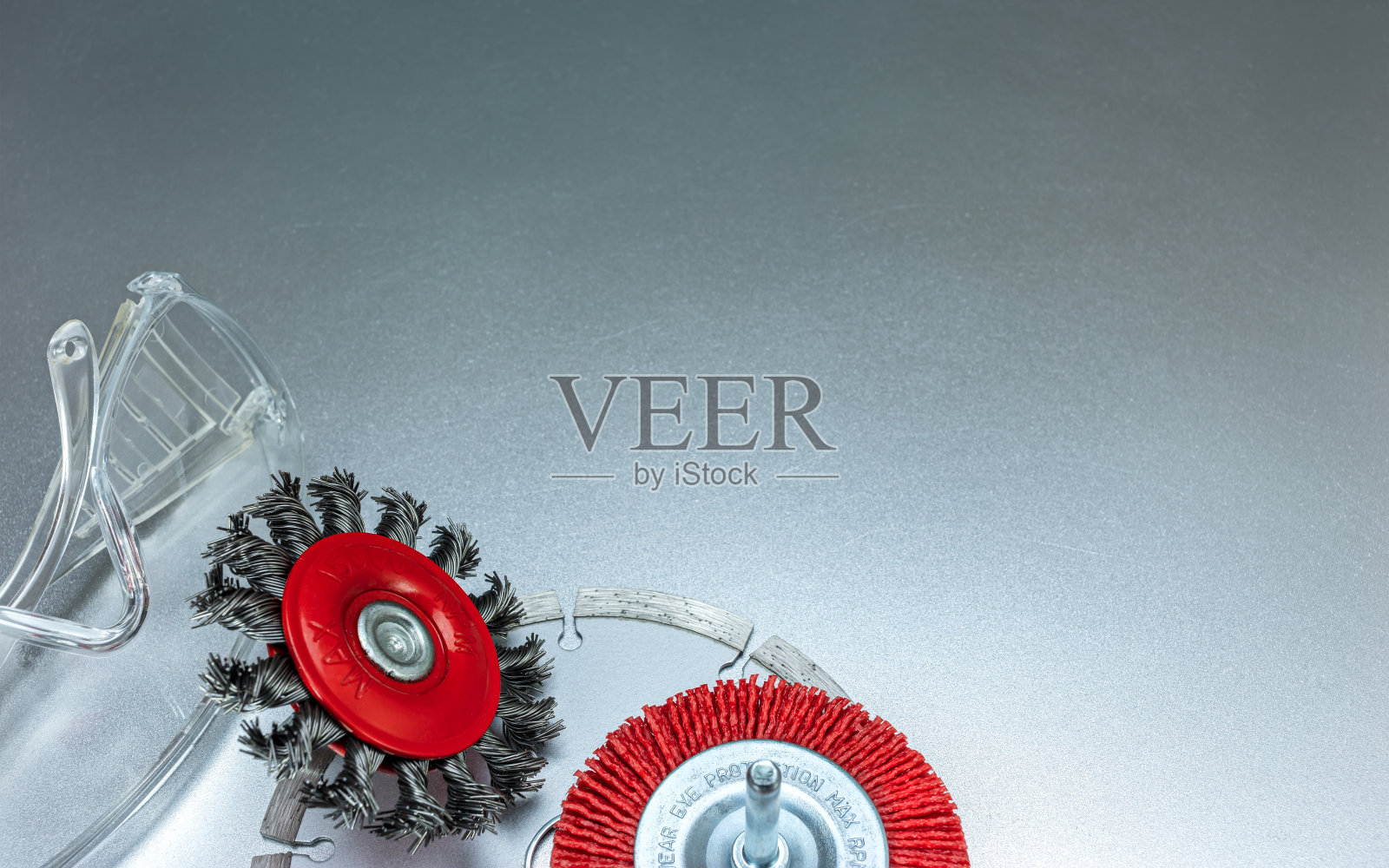 一套现代化的磨具和保护安全眼镜在灰色金属照片摄影图片