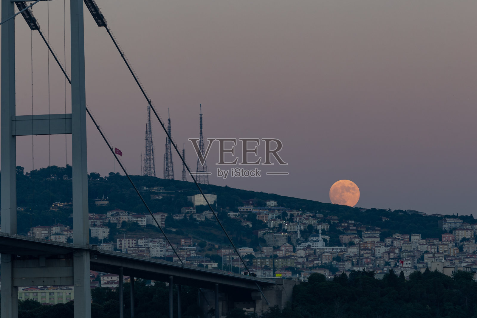 月亮升起在土耳其伊斯坦布尔市的Camlica山照片摄影图片