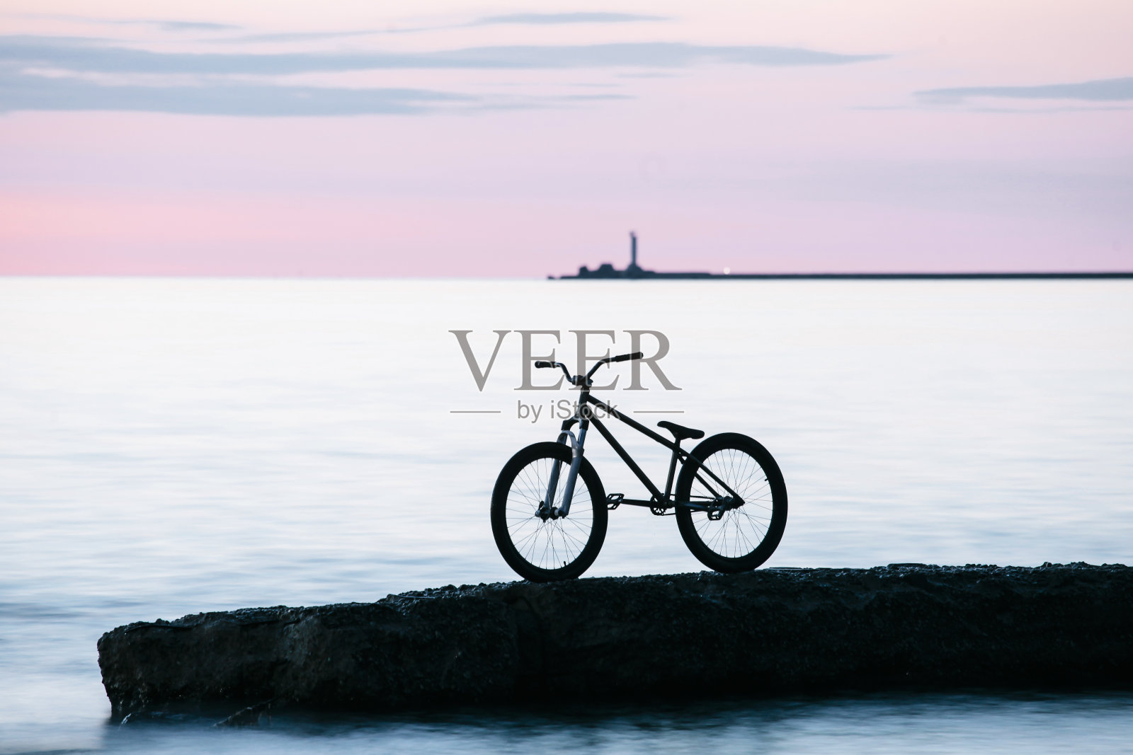 在宁静的海边骑自行车照片摄影图片