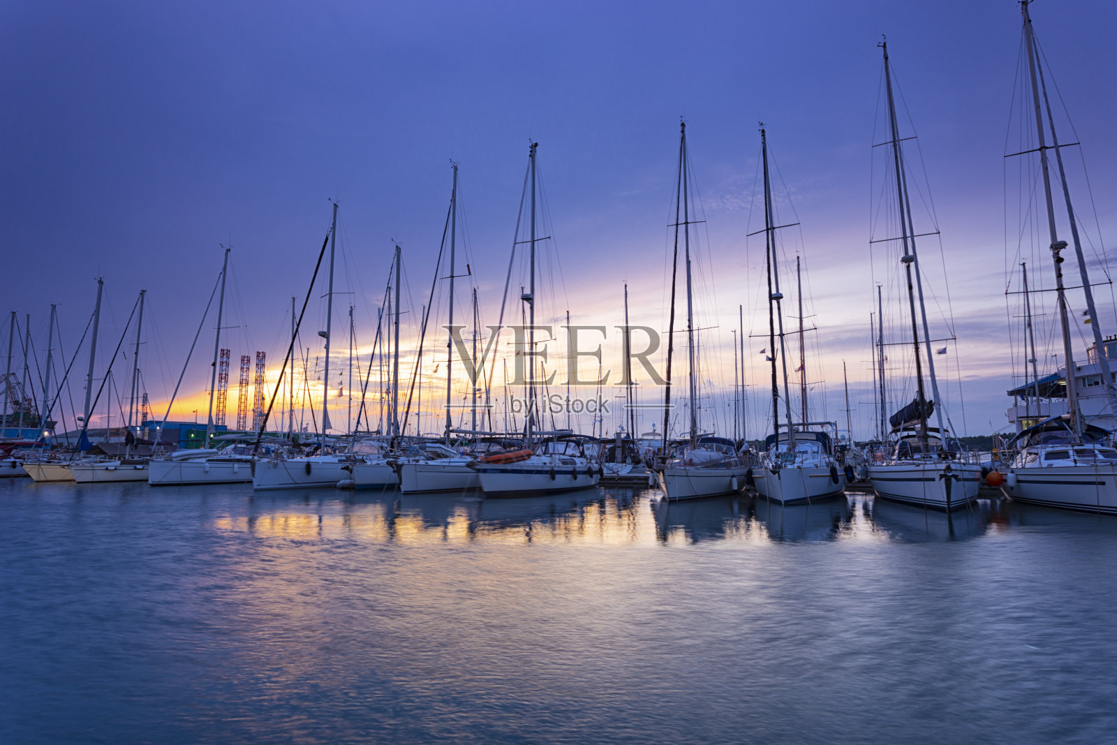 克罗地亚普拉码头上美丽多彩的早晨阳光。照片摄影图片