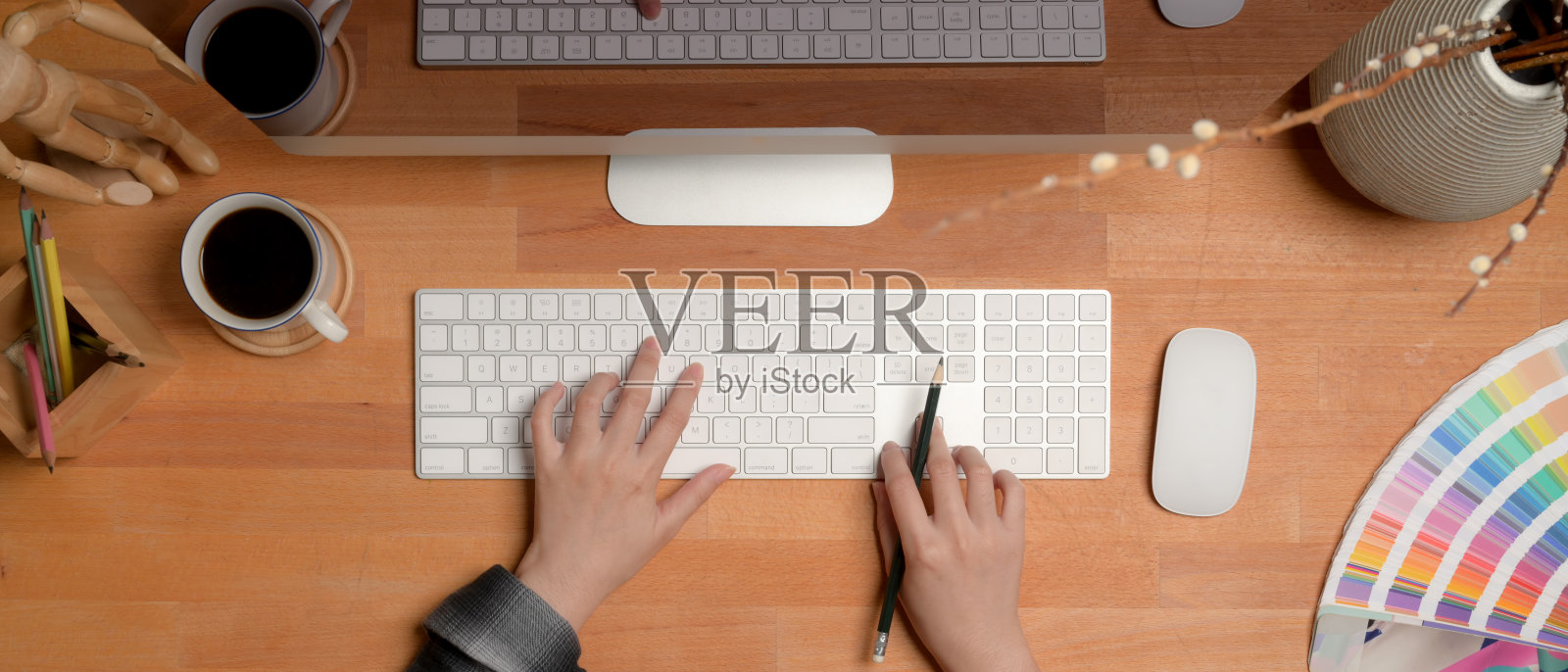 女设计师工作与电脑在木桌设计师用品，咖啡和装饰照片摄影图片