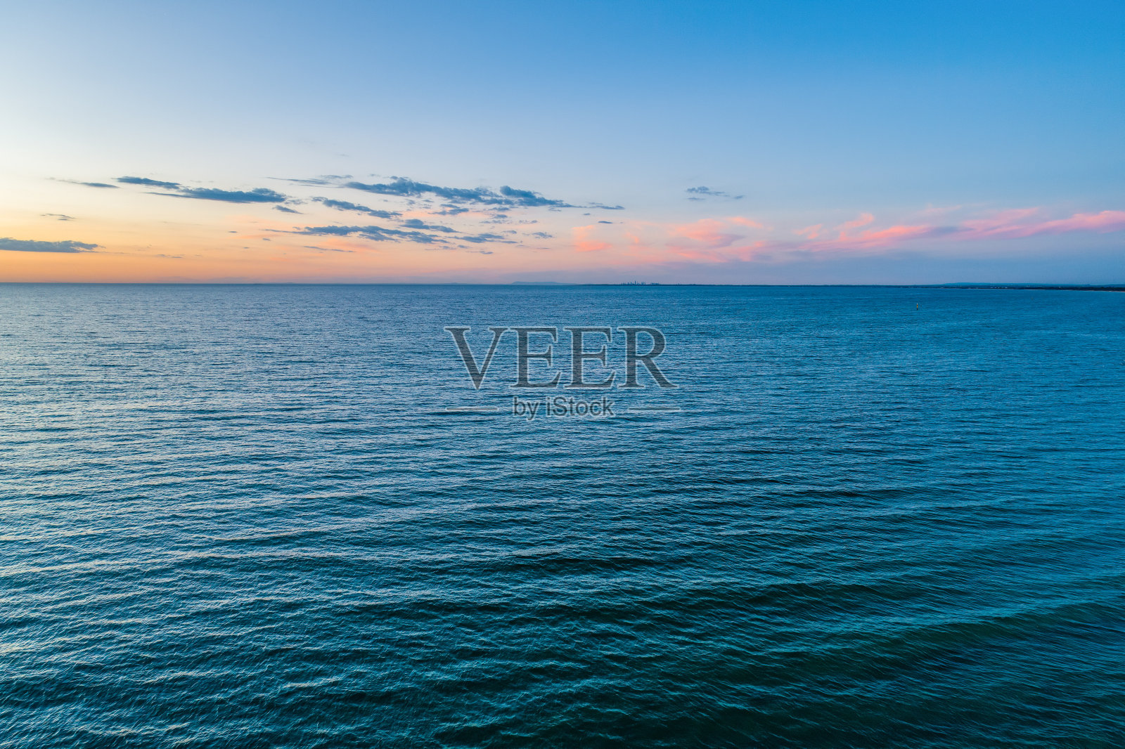 黄昏菲利浦湾港-空中景观与复制空间照片摄影图片