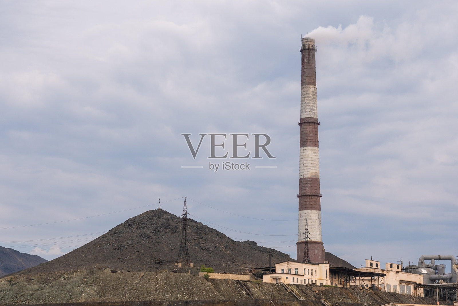 露天矿山和发电厂。HDR -高动态范围照片摄影图片