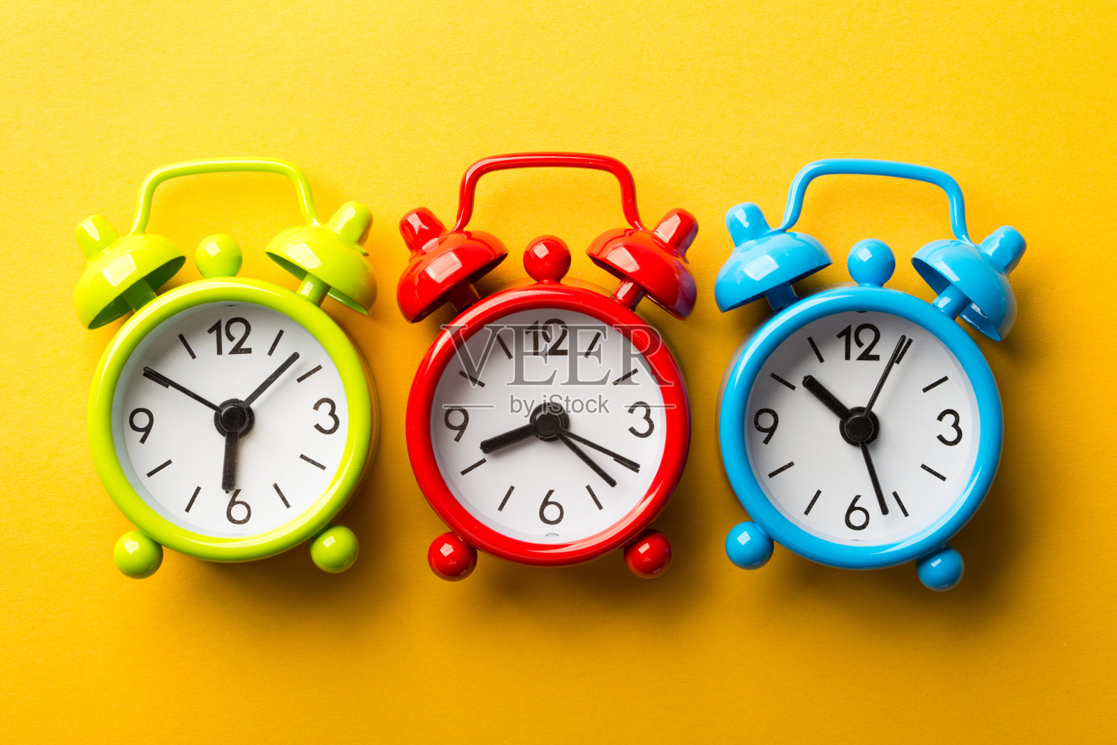 黄色背景上的时钟照片摄影图片