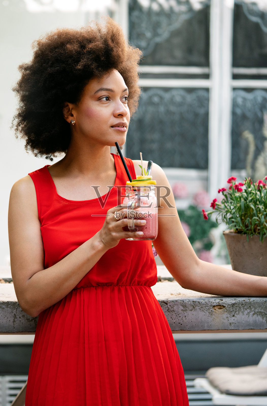 美丽快乐的黑人女人喝着健康的饮料微笑着照片摄影图片