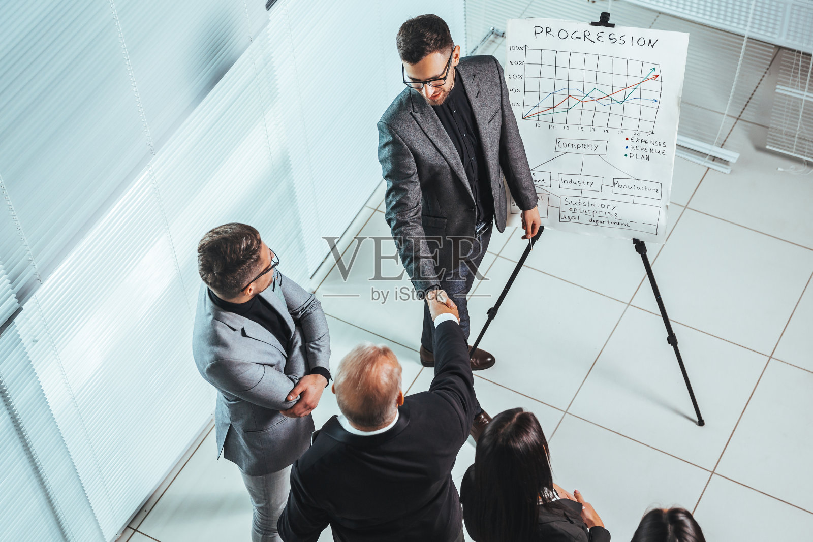 商务人士在办公室会议上握手照片摄影图片