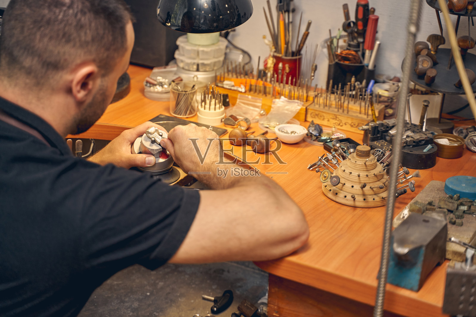 参与创作过程的男性珠宝商照片摄影图片