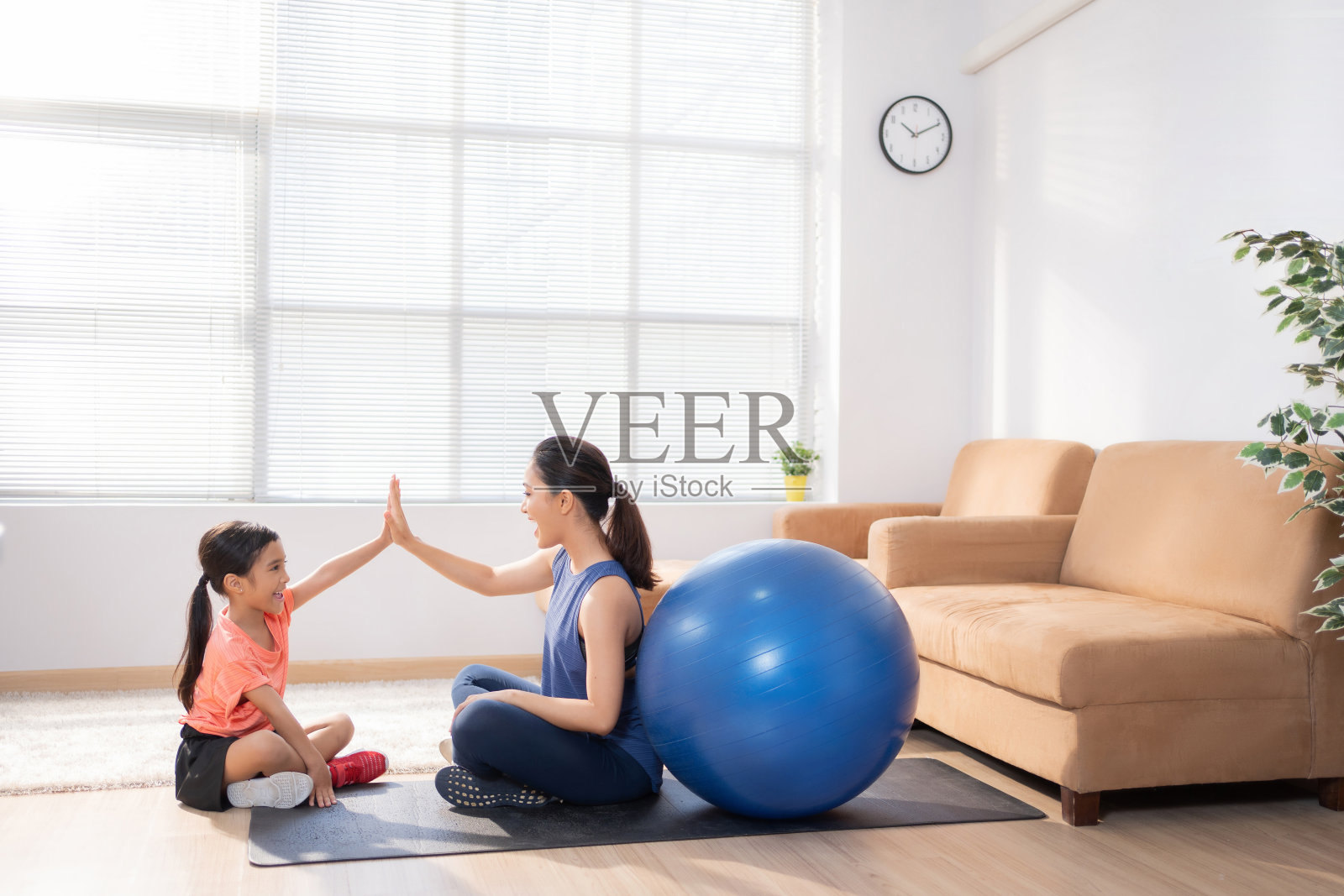 亚洲母亲和女儿在家锻炼她们在一起玩得很开心照片摄影图片