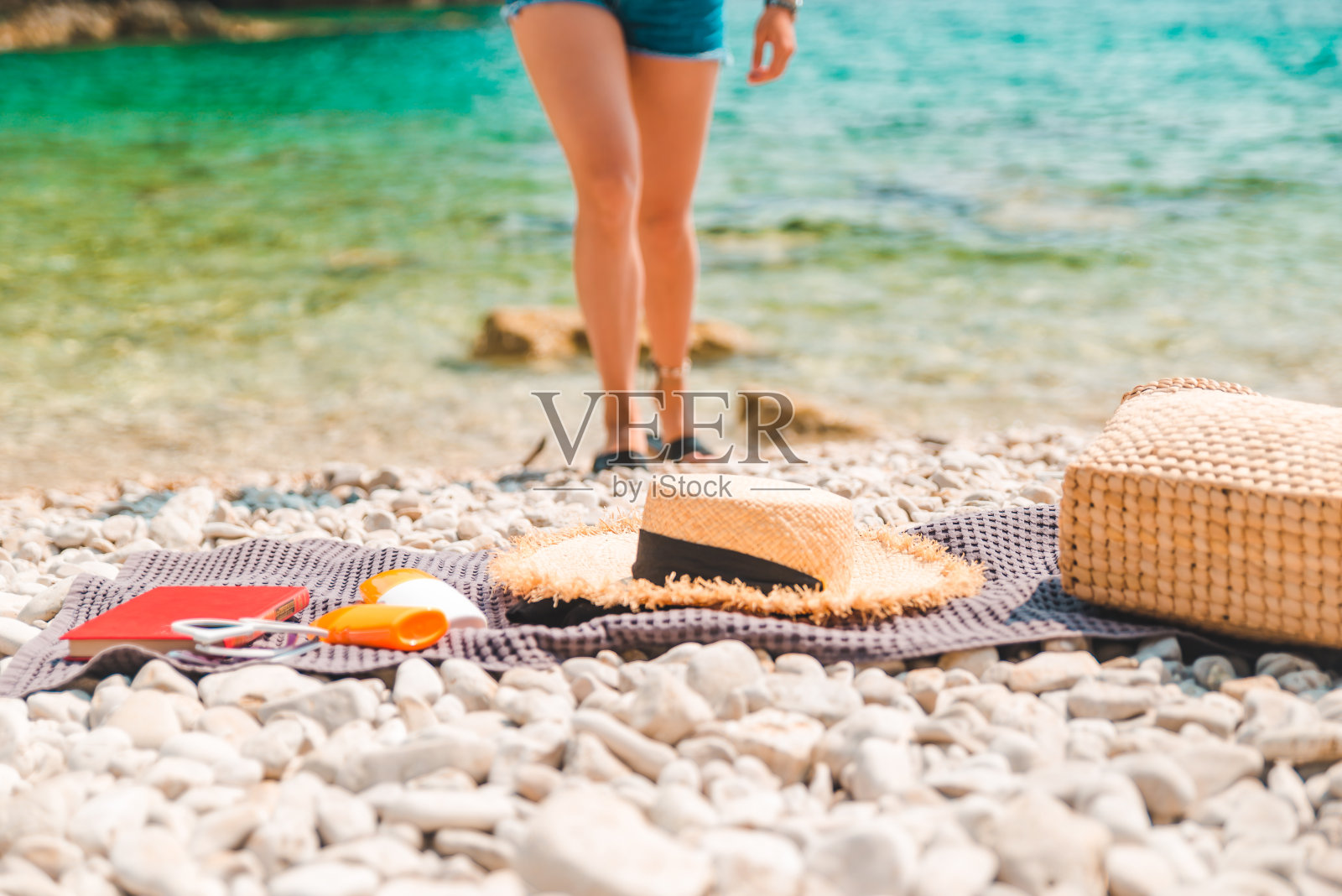 岩石海滩的毯子上有海洋的东西照片摄影图片