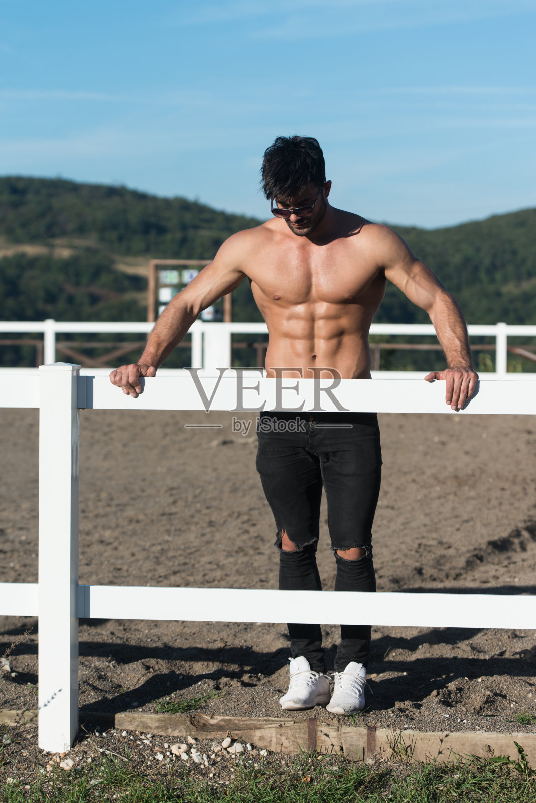 户外牧场上的牛仔照片摄影图片