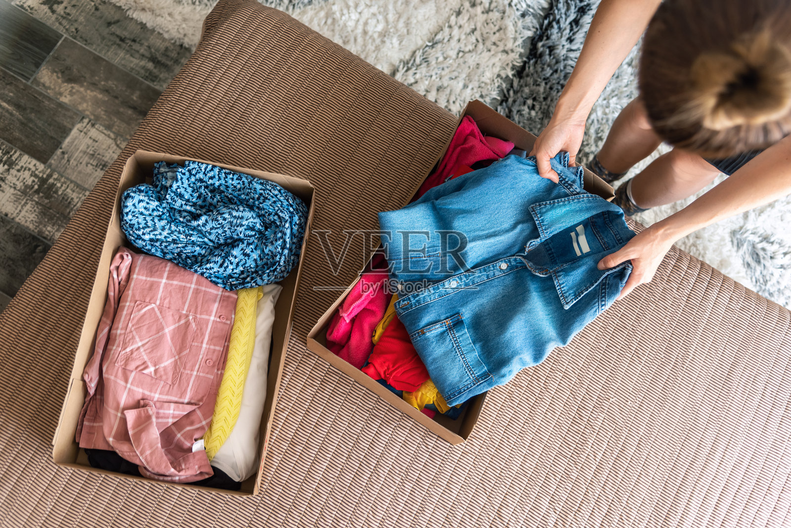 准备交换旧衣服的女人。时尚产业浪费问题的概念。照片摄影图片