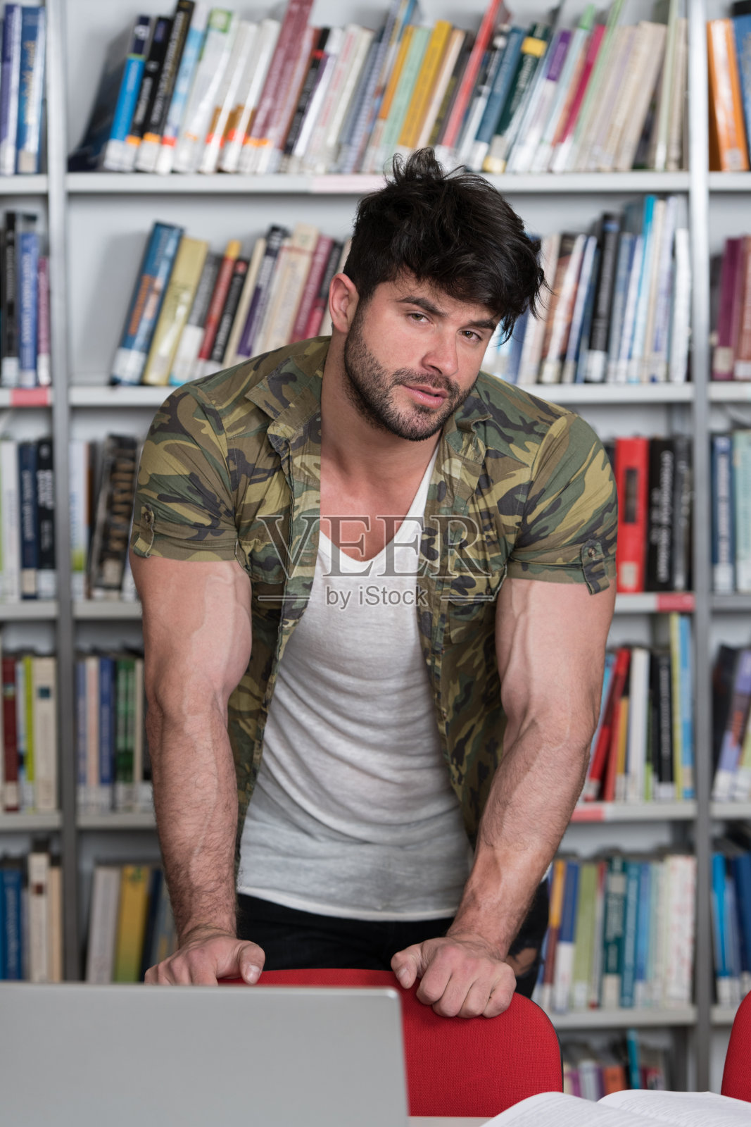 正在大学学习的健美学生照片摄影图片