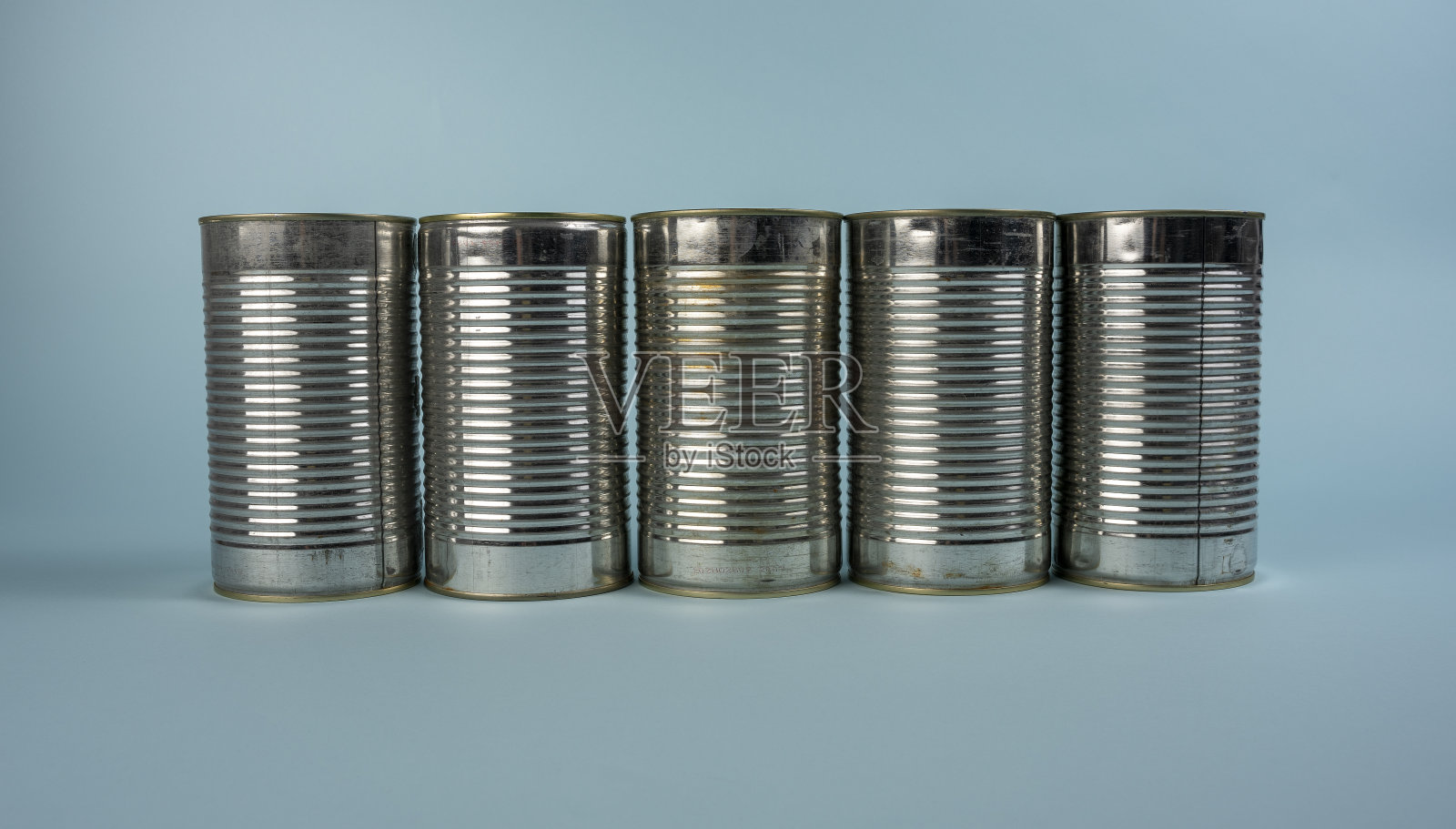 装狗粮的铁罐照片摄影图片