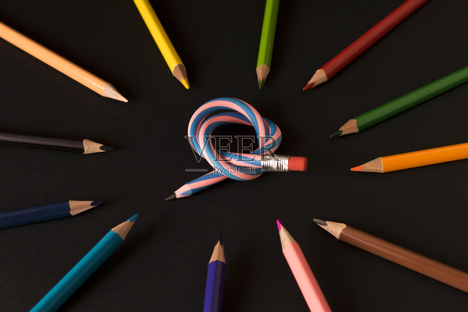 深色背景上的柔性铅笔和一套彩色铅笔。有选择性的重点。照片摄影图片