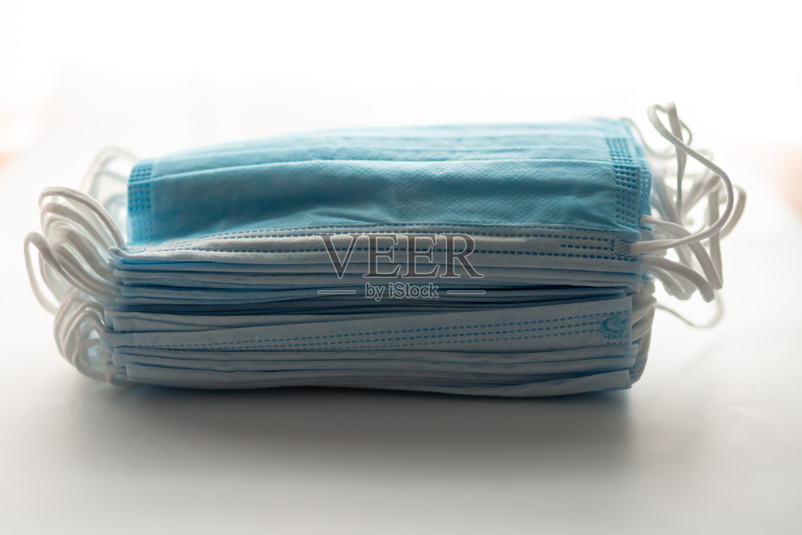 三层蓝色外科口罩包照片摄影图片