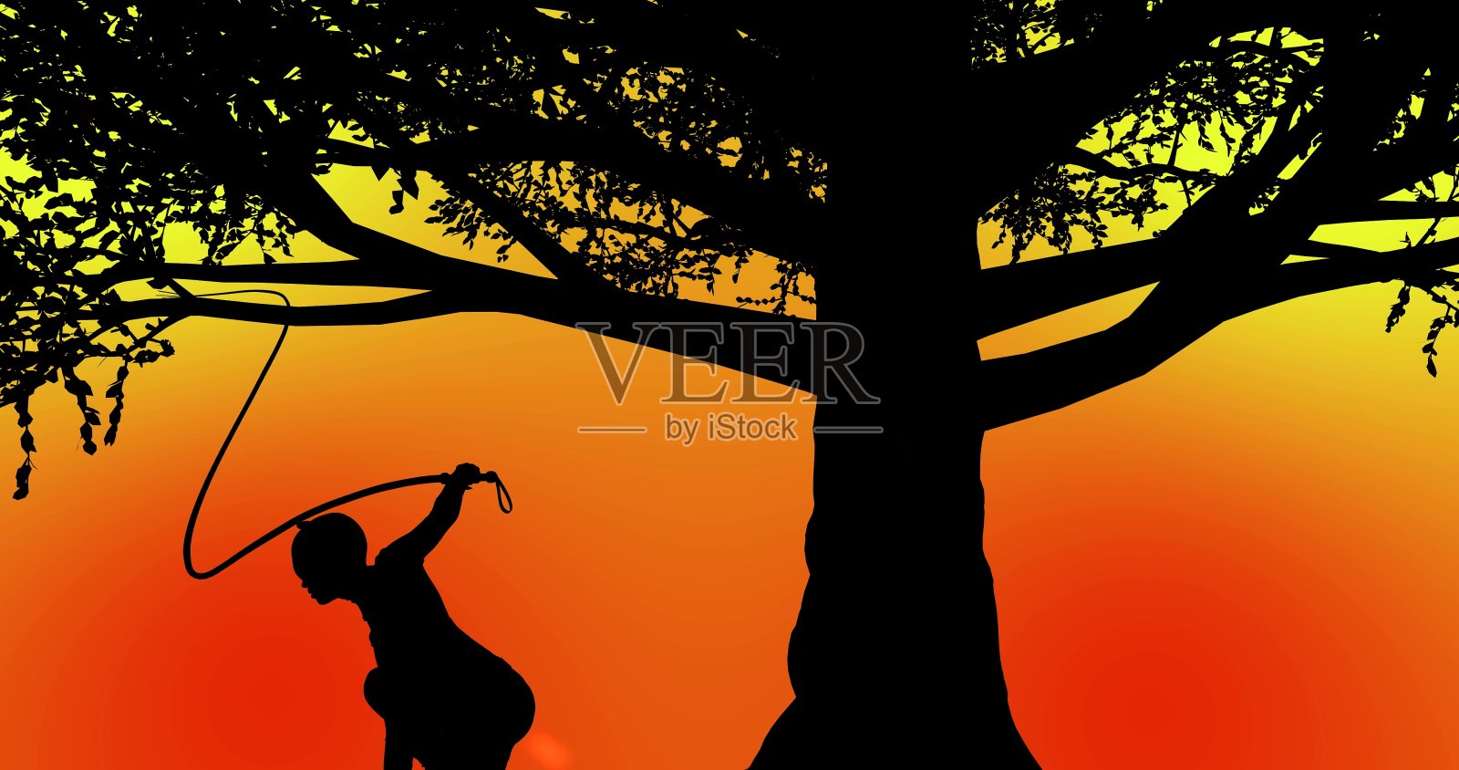 美丽的战士女孩站在树下在日落时间橘黄色的背景照片摄影图片